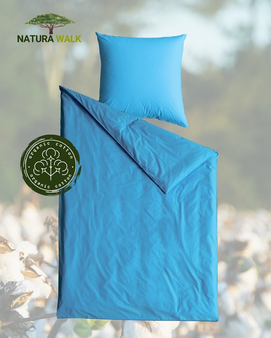Ein Kopfkissen und eine Bettdecke bezogen mit Renforce Bettwaesche in der Farbe Blau. Modell Malibu Blau.