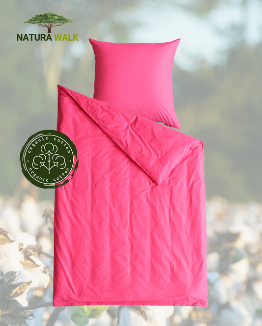 Ein Kopfkissen und eine Bettdecke bezogen mit Renforce Bettwaesche in der Farbe Pink. Modell Cassis.