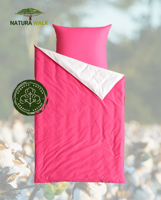 Ein Kopfkissen und eine Bettdecke bezogen mit Renforce Bettwaesche in der Farbe Pink. Rueckseite Weiss. Modell Cassis/Weiss.