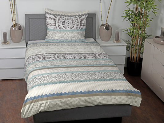 Im Schlafzimmer: Ein Kopfkissen und eine Bettdecke bezogen mit seidig-weicher Satin Bettwaesche von Casatex mit einem Muster in der Farbe Mint. Modell Summerlive.