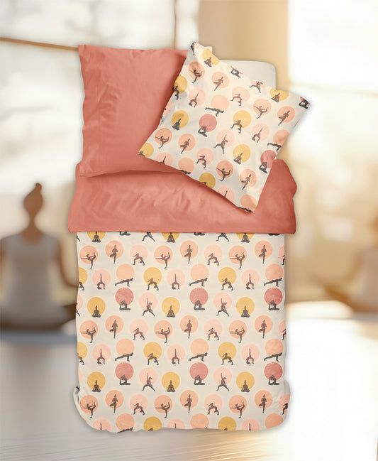 Ein Bettbezug-Set aus einem Kopfkissen und einer Bettdecke bezogen mit seidig-weicher Satin Bettwaesche aus 100 Prozent Baumwolle mit Yoga-Illustrationenen in der Farbe Orange. Modell .Yoga