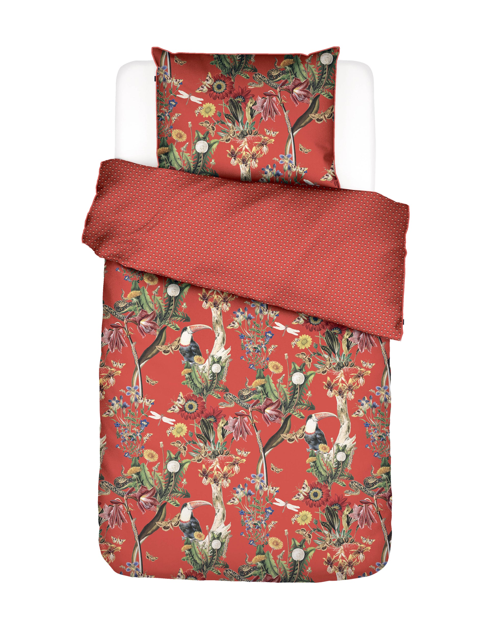 Ein Kopfkissen und eine Bettdecke bezogen mit Satin Bettwaesche von Essenza mit einem Muster aus Blumen in der Farbe Rot. Modell Arien Chili.