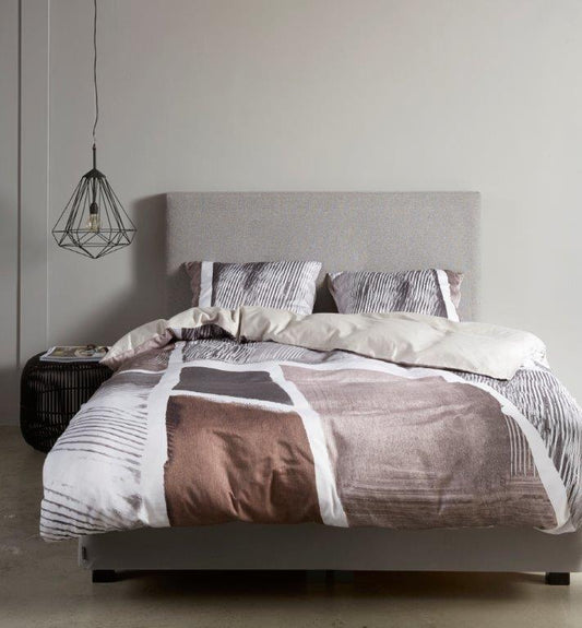 Ein Bettbezug-Set aus mehreren Kopfkissen und einer Bettdecke bezogen mit Satin Bettwaesche aus 100 Prozent Baumwolle mit Muster aus Streifen und Rechtecken in der Farbe Grau. Modell Arty Grey.