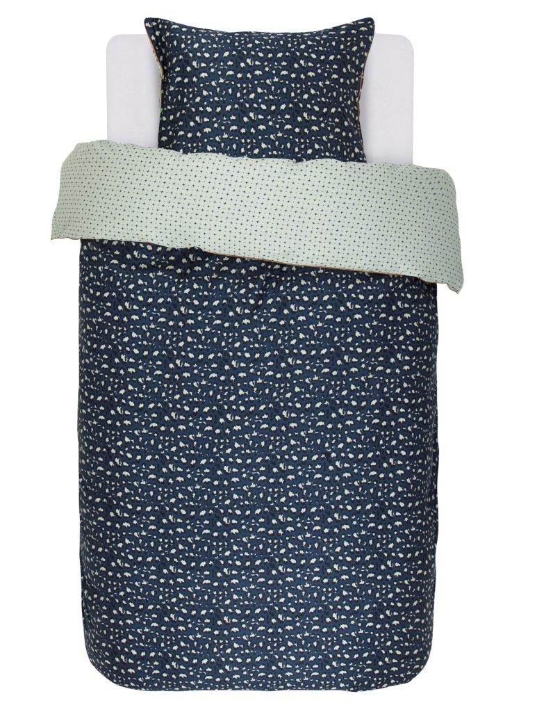 Ein Kopfkissen und eine Bettdecke bezogen mit Satin Bettwaesche von Essenza mit einem Muster aus Klecksen in der Farbe Blau. Modell Bory Blue.