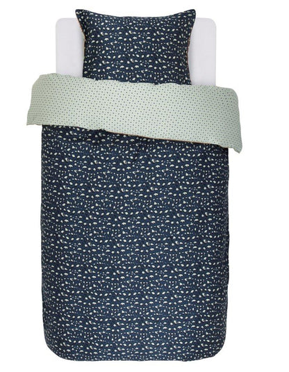 Ein Kopfkissen und eine Bettdecke bezogen mit Satin Bettwaesche von Essenza mit einem Muster aus Klecksen in der Farbe Blau. Modell Bory Blue.