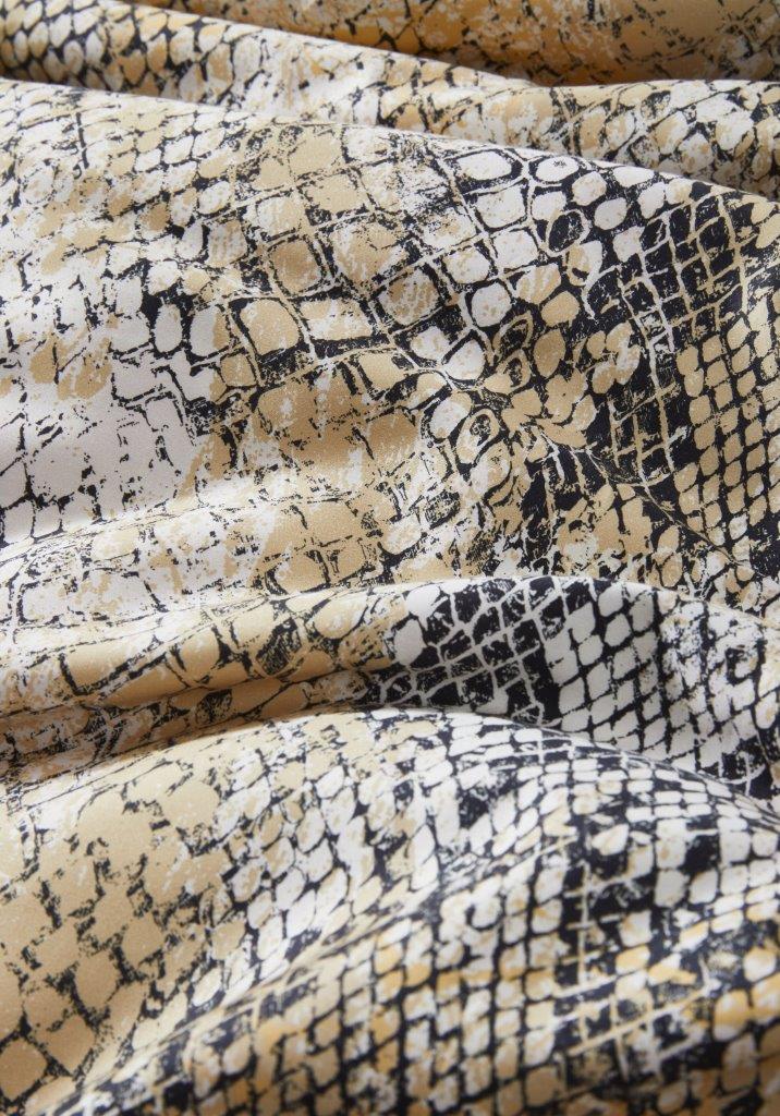 Detaildarstellung der Schlangenhaut der Essenza Satin Bettwaesche Modell Cleo Mustard.