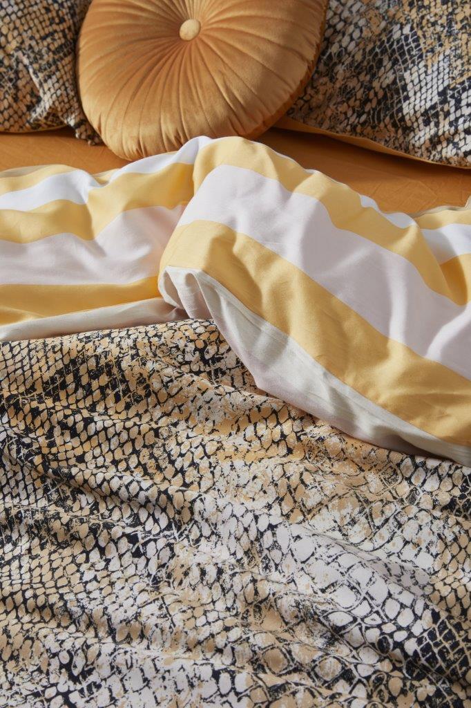 Detaildarstellung der Vorder- und Rueckseite der Essenza Satin Bettwaesche Modell Cleo Mustard.