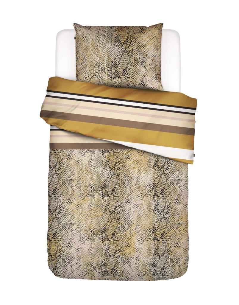 Ein Kopfkissen und eine Bettdecke bezogen mit Satin Bettwaesche von Essenza mit einem Muster aus Schlangenhaut in der Farbe Gelb. Modell Cleo Mustard.