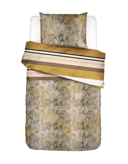 Ein Kopfkissen und eine Bettdecke bezogen mit Satin Bettwaesche von Essenza mit einem Muster aus Schlangenhaut in der Farbe Gelb. Modell Cleo Mustard.