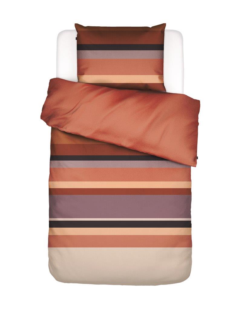Ein Kopfkissen und eine Bettdecke bezogen mit Satin Bettwaesche von Essenza mit einem Muster aus horizontalen Streifen in der Farbe Orange. Modell Edith Terra.
