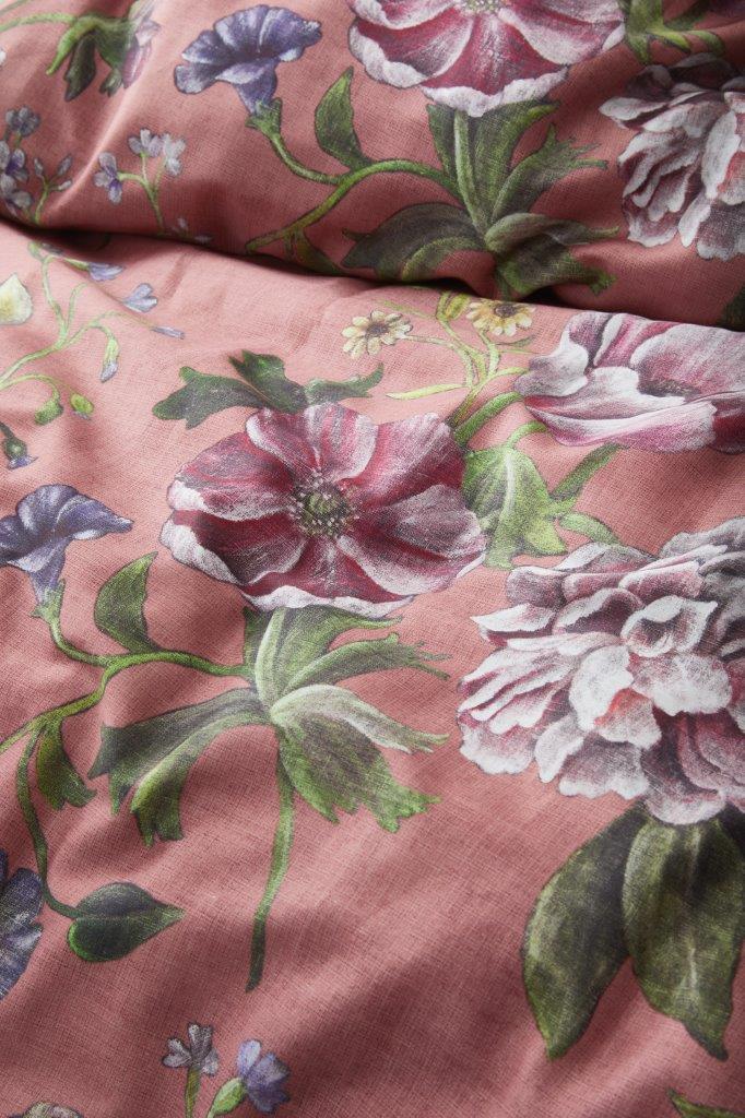 Detaildarstellung der Blumen der Essenza Satin Bettwaesche Modell Elizabeth Rabarber.