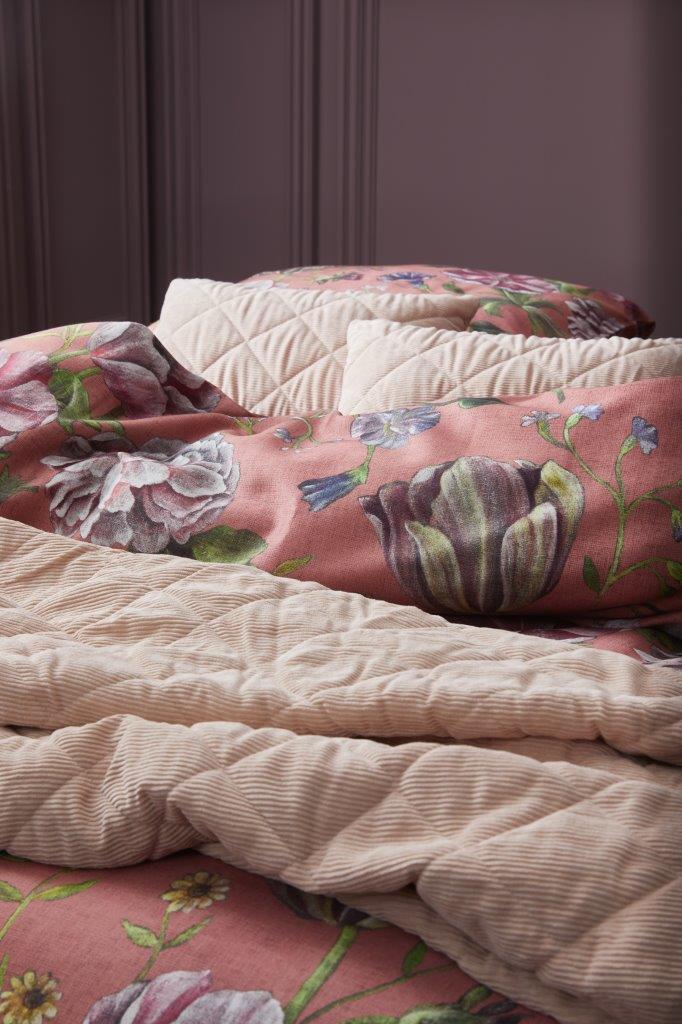 Detaildarstellung auf Kopfkissen und Bettdecke der Essenza Satin Bettwaesche Modell Elizabeth Rabarber.
