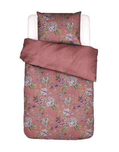 Ein Kopfkissen und eine Bettdecke bezogen mit Satin Bettwaesche von Essenza mit einem Muster aus Blumen in der Farbe Roségold. Modell Elizabeth Rabarber