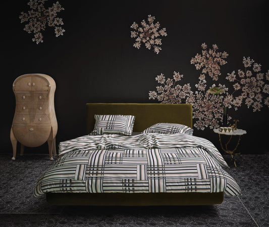 Ein Bettbezug-Set aus einem Kopfkissen und einer Bettdecke bezogen mit Satin Bettwaesche aus 100 Prozent Baumwolle mit Muster aus Streifen in der Farbe Gruen. Modell Evie Green.