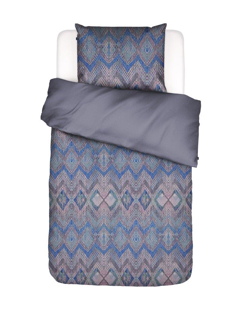 Ein Kopfkissen und eine Bettdecke bezogen mit Satin Bettwaesche von Essenza mit einem Muster aus Linien in der Farbe Lila. Modell Fabienne Blue Granite.
