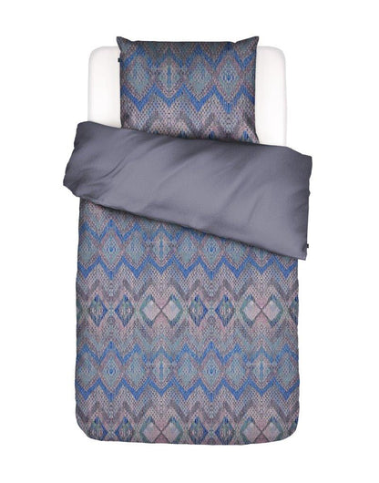 Ein Kopfkissen und eine Bettdecke bezogen mit Satin Bettwaesche von Essenza mit einem Muster aus Linien in der Farbe Lila. Modell Fabienne Blue Granite.