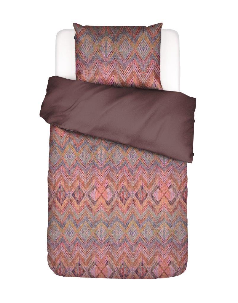 Ein Kopfkissen und eine Bettdecke bezogen mit Satin Bettwaesche von Essenza mit einem Muster aus Linien in der Farbe Bordeaux. Modell Fabienne Terra.