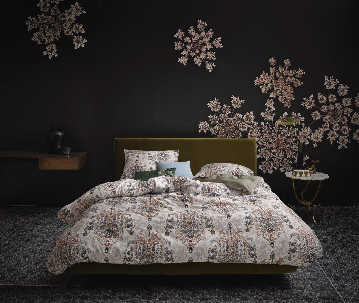 Ein Bettbezug-Set aus mehreren Kopfkissen und einer Bettdecke bezogen mit Satin Bettwaesche aus 100 Prozent Baumwolle mit Muster aus Ornamenten in der Farbe Taupe. Modell Feline Sand.