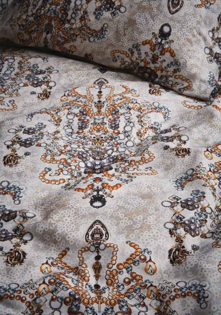 Detaildarstellung der Ornamente der Essenza Satin Bettwaesche Modell Feline Sand.