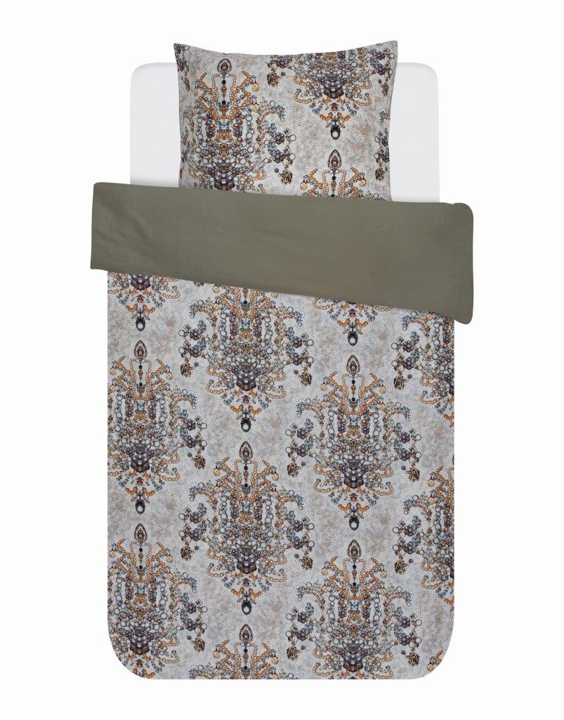 Ein Kopfkissen und eine Bettdecke bezogen mit Satin Bettwaesche von Essenza mit einem Muster aus Ornamenten in der Farbe Taupe. Modell Feline Sand.