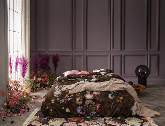 Ein Bettbezug-Set aus mehreren Kopfkissen und einer Bettdecke bezogen mit Satin Bettwaesche aus 100 Prozent Baumwolle mit Muster aus Blumen in der Farbe Braun. Mode ll Fleur Chocolate.