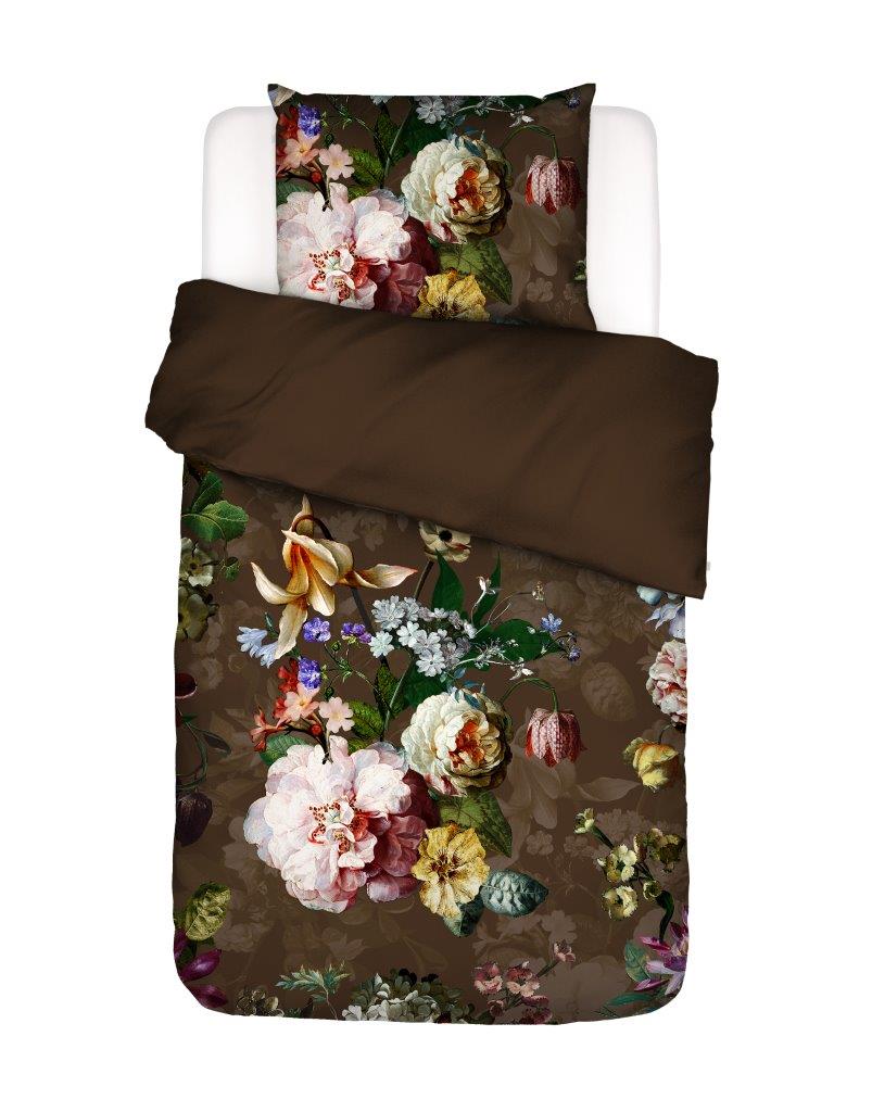 Ein Kopfkissen und eine Bettdecke bezogen mit Satin Bettwaesche von Essenza mit einem Muster aus Blumen in der Farbe Braun. Modell Fleur Chocolate.