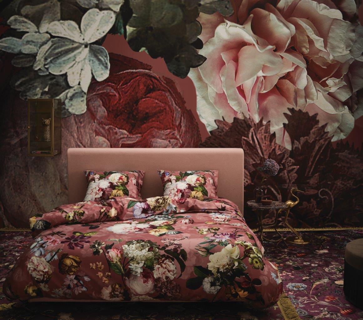 Ein Bettbezug-Set aus mehreren Kopfkissen und einer Bettdecke bezogen mit Satin Bettwaesche aus 100 Prozent Baumwolle mit Muster aus Blumen in der Farbe Roségold. Modell Fleur Dusty Rose.