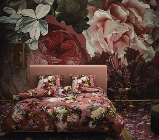 Ein Bettbezug-Set aus mehreren Kopfkissen und einer Bettdecke bezogen mit Satin Bettwaesche aus 100 Prozent Baumwolle mit Muster aus Blumen in der Farbe Roségold. Modell Fleur Dusty Rose.