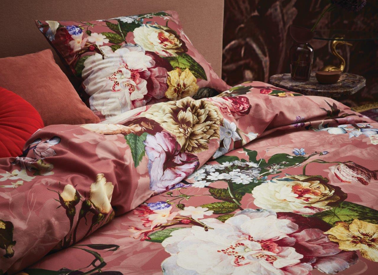 Detaildarstellung auf Kopfkissen und Bettdecke der Blumen der Essenza Satin Bettwaesche Modell Fleur Dusty Rose.