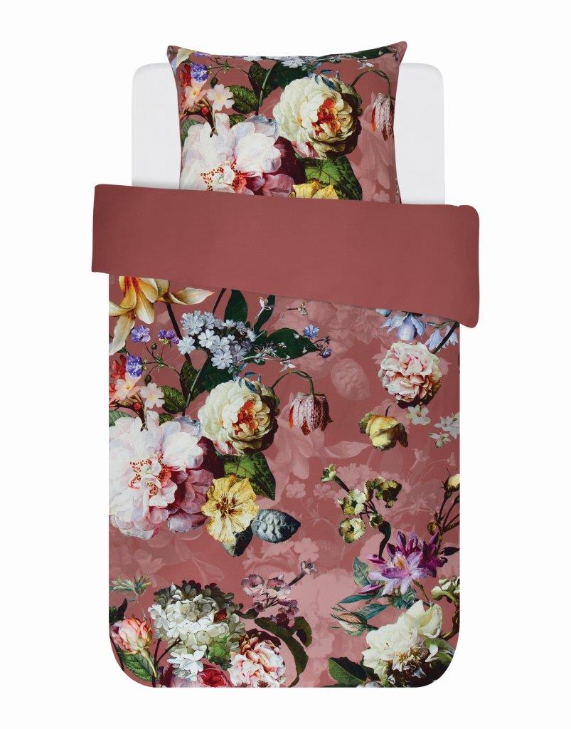 Ein Kopfkissen und eine Bettdecke bezogen mit Satin Bettwaesche von Essenza mit einem Muster aus Blumen in der Farbe Roségold. Modell Fleur Dusty Rose.