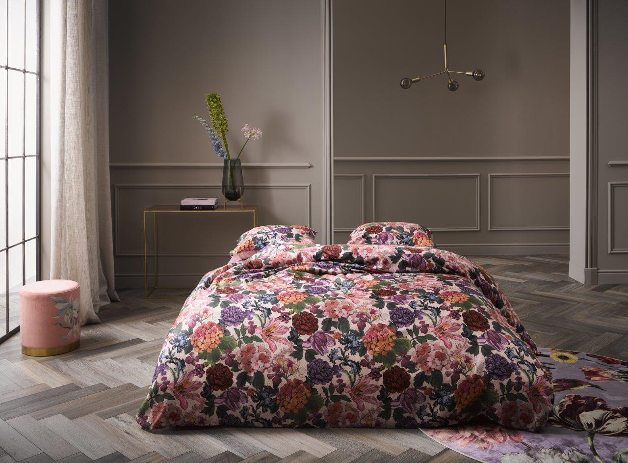 Ein Bettbezug-Set aus mehreren Kopfkissen und einer Bettdecke bezogen mit Satin Bettwaesche aus 100 Prozent Baumwolle mit Muster aus Blumen in der Farbe Rosa. Modell Frida Multi.