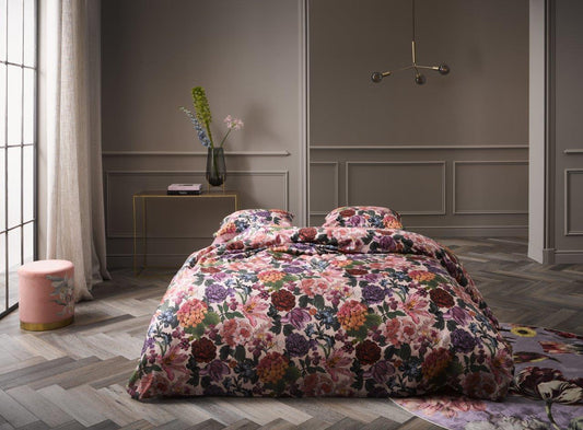 Ein Bettbezug-Set aus mehreren Kopfkissen und einer Bettdecke bezogen mit Satin Bettwaesche aus 100 Prozent Baumwolle mit Muster aus Blumen in der Farbe Rosa. Modell Frida Multi.