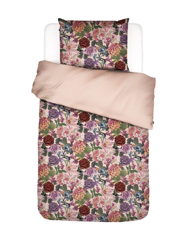 Ein Kopfkissen und eine Bettdecke bezogen mit Satin Bettwaesche von Essenza mit einem Muster aus Blumen in der Farbe Rosa. Modell Frida Multi.