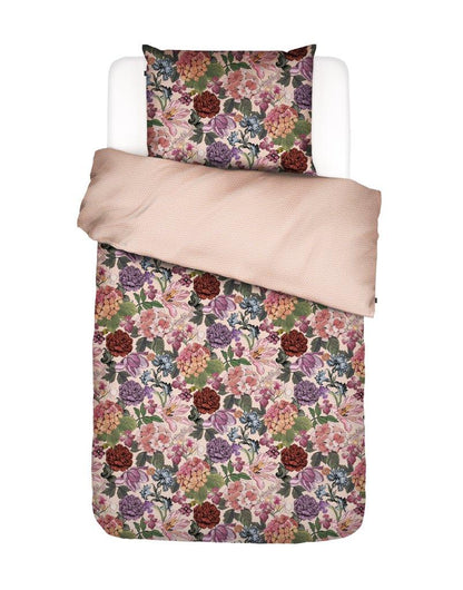 Ein Kopfkissen und eine Bettdecke bezogen mit Satin Bettwaesche von Essenza mit einem Muster aus Blumen in der Farbe Rosa. Modell Frida Multi.