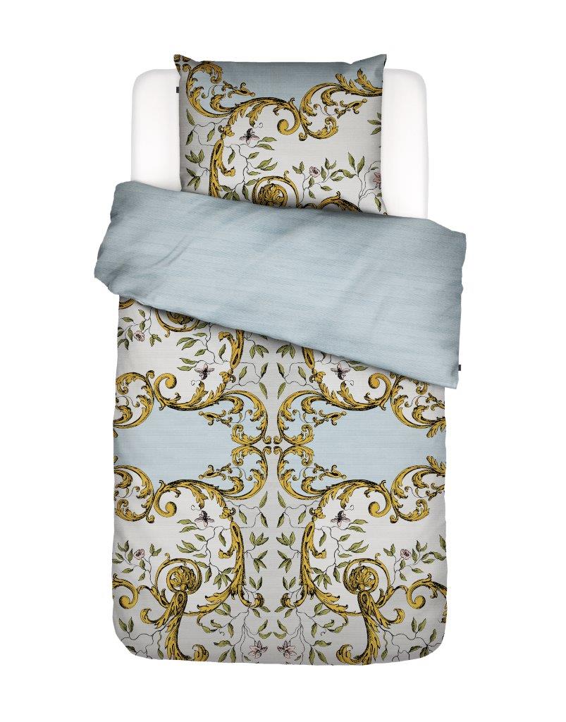 Ein Kopfkissen und eine Bettdecke bezogen mit Satin Bettwaesche von Essenza mit einem Muster aus Zweigen und Blaettern in der Farbe Blau. Modell Georgina Iceblue.