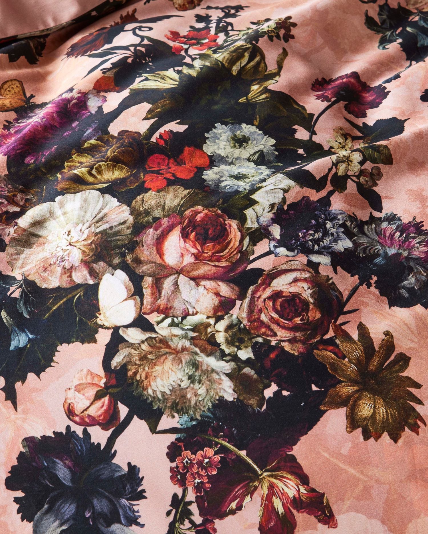 Detaildarstellung der Blumen der Essenza Satin Bettwaesche Modell Karli Darling Pink.