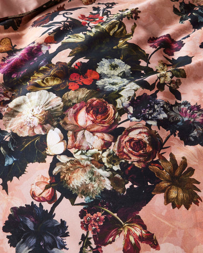 Detaildarstellung der Blumen der Essenza Satin Bettwaesche Modell Karli Darling Pink.