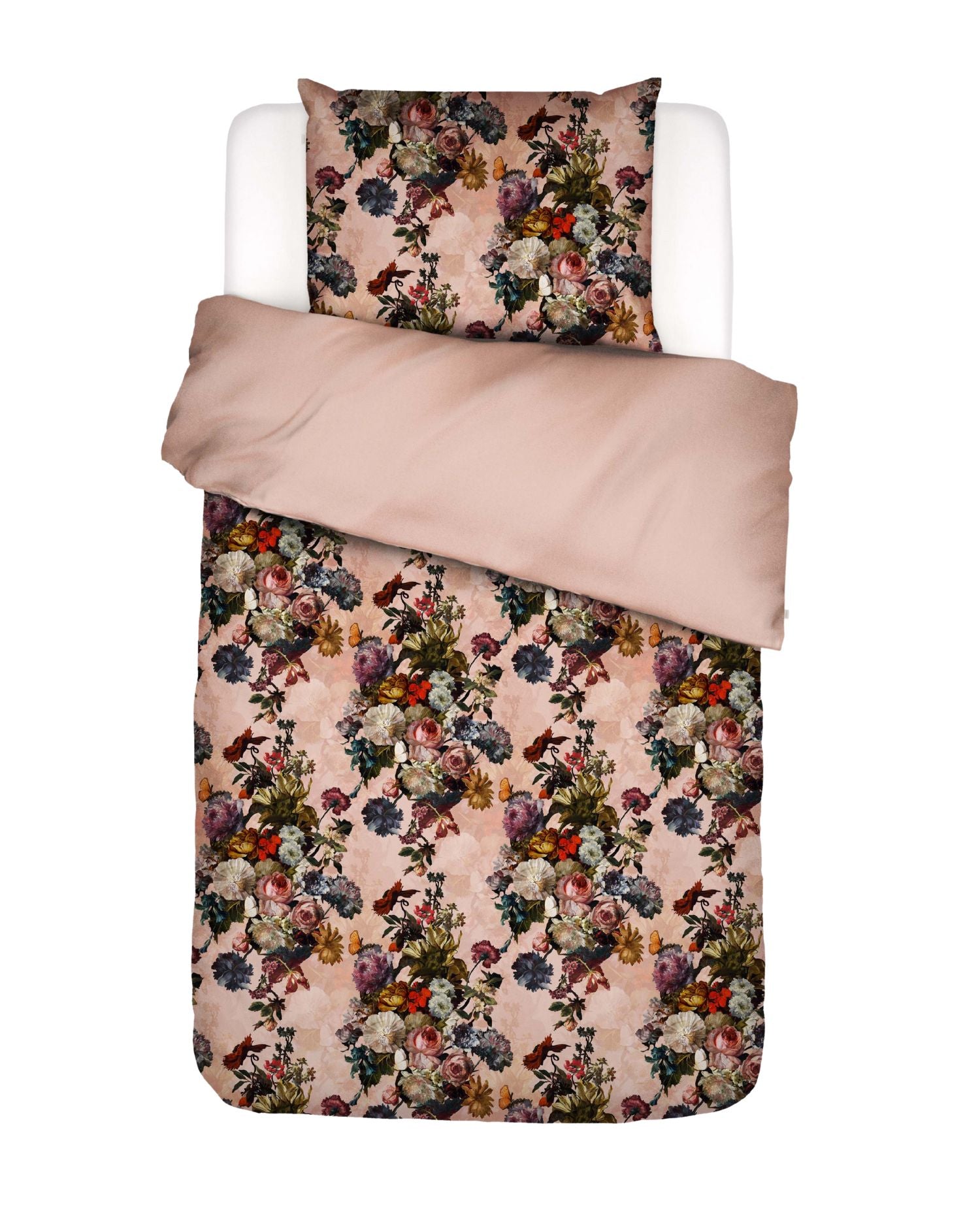 Ein Kopfkissen und eine Bettdecke bezogen mit Satin Bettwaesche von Essenza mit einem Muster aus Blumen in der Farbe Pink. Modell Karli Darling Pink.