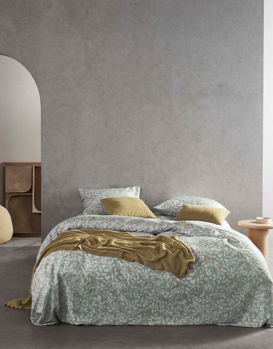 Ein Bettbezug-Set aus mehreren Kopfkissen und einer Bettdecke bezogen mit Satin Bettwaesche aus 100 Prozent Baumwolle mit Muster aus Zweigen in der Farbe Grau. Modell Lenthe Cool Gray.