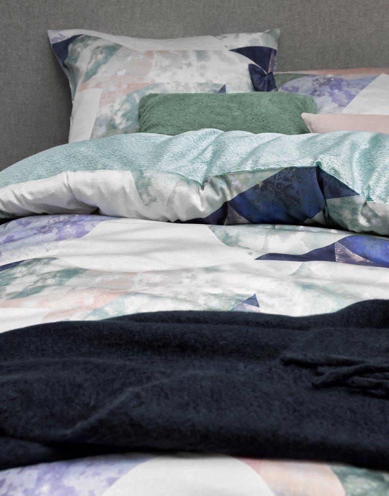 Detaildarstellung auf Kopfkissen und Bettdecke der Vierecke der Essenza Satin Bettwaesche Modell Lenz Multi.
