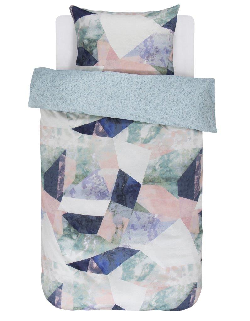 Ein Kopfkissen und eine Bettdecke bezogen mit Satin Bettwaesche von Essenza mit einem Muster aus Vierecken in der Farbe Blau. Modell Lenz Multi.
