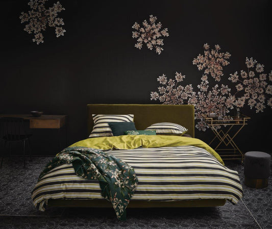 Ein Bettbezug-Set aus mehreren Kopfkissen und einer Bettdecke bezogen mit Satin Bettwaesche aus 100 Prozent Baumwolle mit Muster aus horizontalen Streifen in der Farbe Gelb. Modell Lyra Mustard.