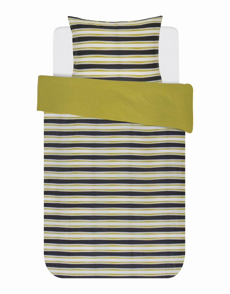 Ein Kopfkissen und eine Bettdecke bezogen mit Satin Bettwaesche von Essenza mit einem Muster aus horizontalen Streifen in der Farbe Gelb. Modell Lyra Mustard.