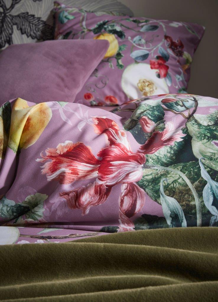 Detaildarstellung auf Kopfkissen und Bettdecke der Blumen der Essenza Satin Bettwaesche Modell Mary Lilac.