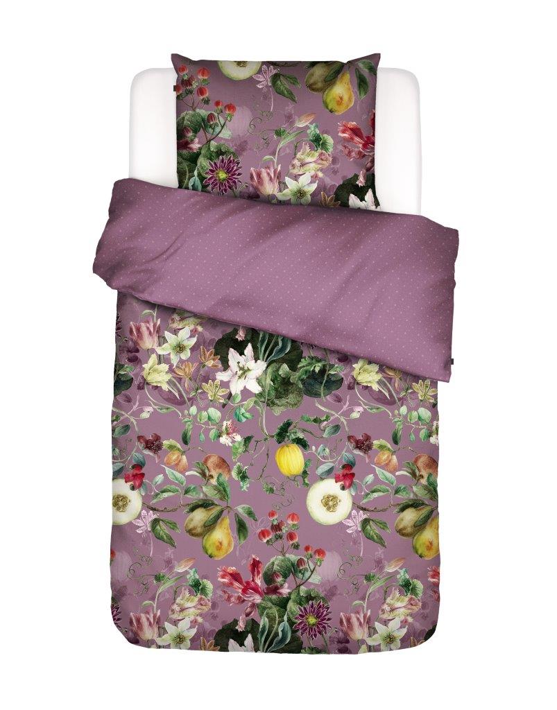 Ein Kopfkissen und eine Bettdecke bezogen mit Satin Bettwaesche von Essenza mit einem Muster aus Blumen in der Farbe Lila. Modell Mary Lilac.