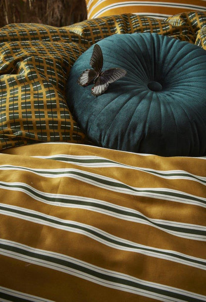 Detaildarstellung auf Kopfkissen und Bettdecke der Linien und Quadrate der Essenza Satin Bettwaesche Modell Meg Ochre.