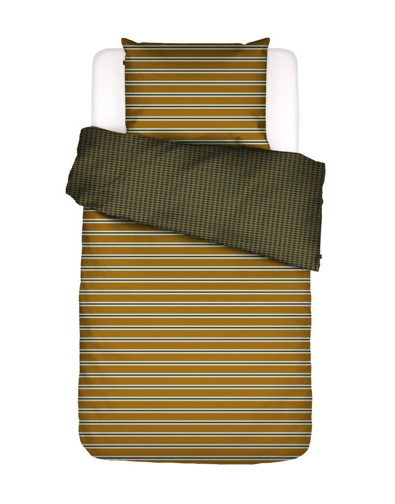 Ein Kopfkissen und eine Bettdecke bezogen mit Satin Bettwaesche von Essenza mit einem Muster aus Linien und Quadraten in der Farbe Gelb. Modell Meg Ochre.
