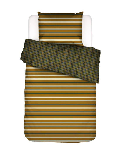 Ein Kopfkissen und eine Bettdecke bezogen mit Satin Bettwaesche von Essenza mit einem Muster aus Linien und Quadraten in der Farbe Gelb. Modell Meg Ochre.
