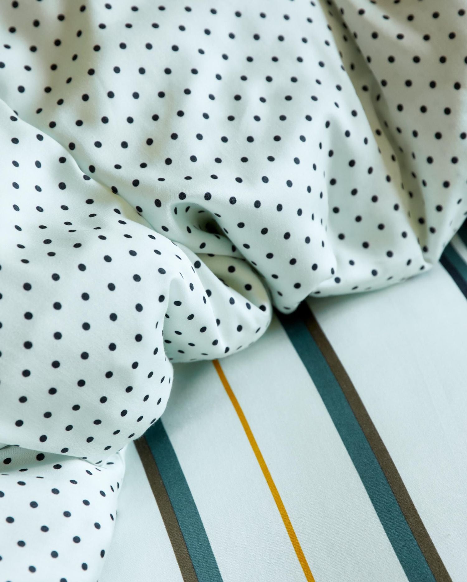Detaildarstellung der vertikalen Streifen der Essenza Satin Bettwaesche Modell Meryl Morning Swim.