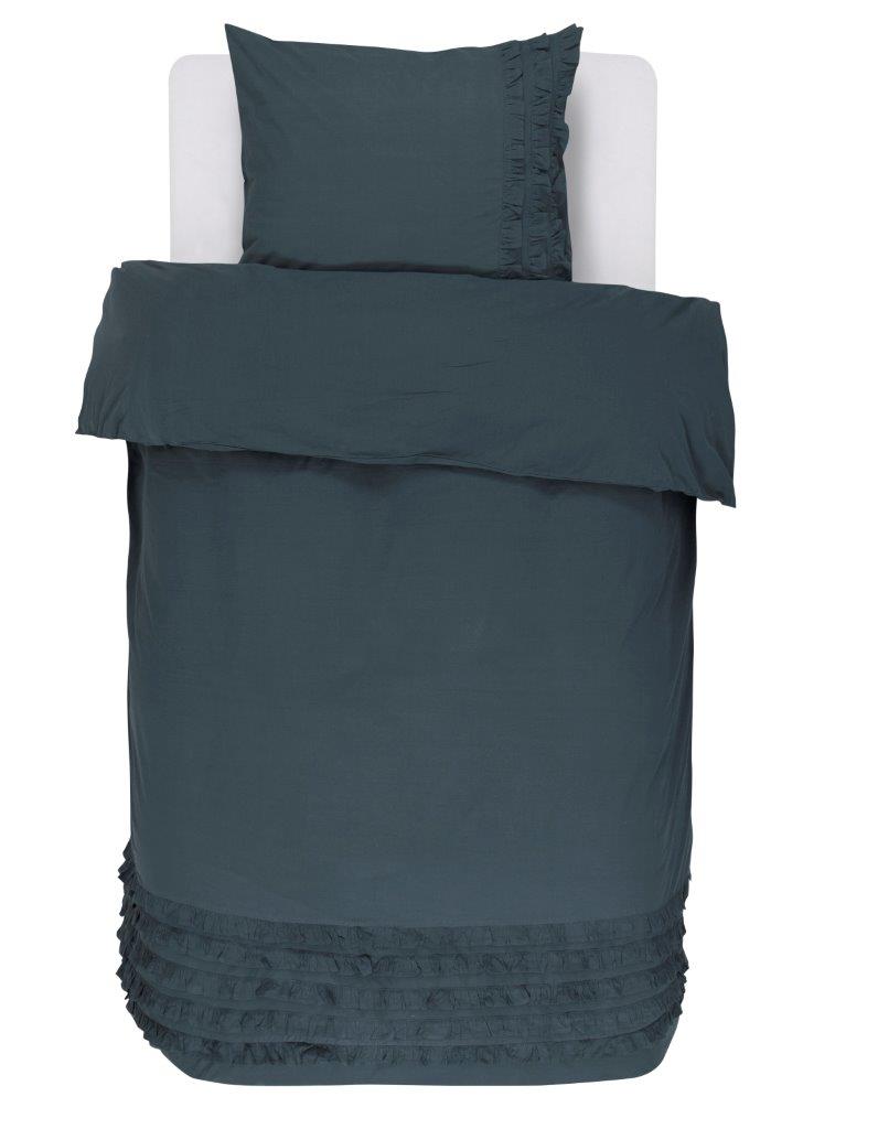 Ein Kopfkissen und eine Bettdecke bezogen mit Satin Bettwaesche von Essenza mit einem Muster aus Rueschen in der Farbe Blau. Modell Metze Anthracite.